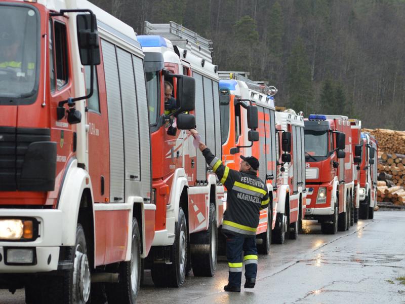 katastrophenschutzuebung-einsatzfahrzeuge