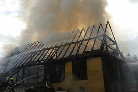 Wirtschaftsgebäude brennt - Dachstuhl komplett im Feuer