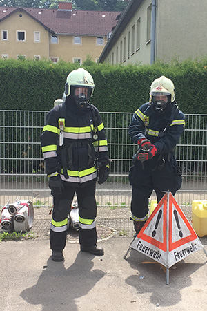 Zwei Feuerwehrmänner beim Atemschutztest