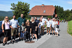 Ausflug nach Stainz, Gruppenfoto der Feuermitglieder mit Angehörigen
