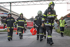 Feuerwehrmänner gehen mit Sauerstoffkreislaufgeräten zum Übungseinsatz