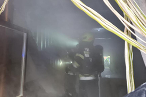 Feuerwehrmänner mit Atemschutz im inneren des Gebäudes